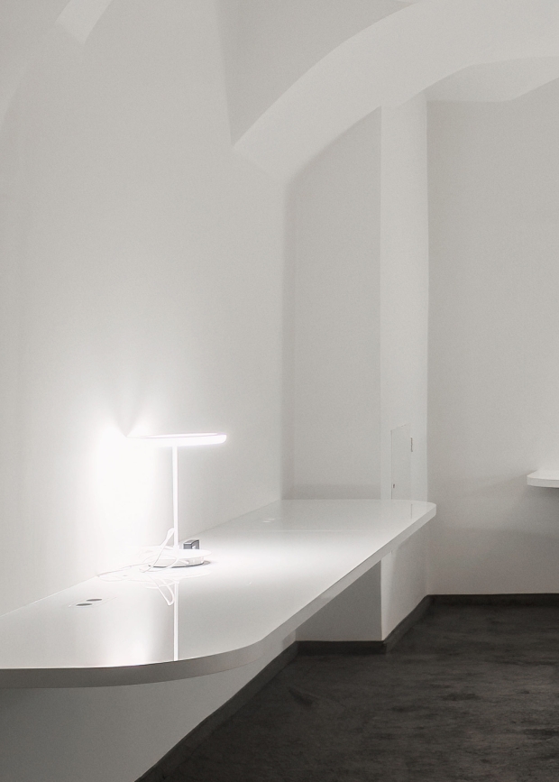 Hackl Interieur Tischler Möbelbau 1220 Wien – Silentium Raum – auskragende Nirosta Unterkonstruktion, Hochglanz-Oberflächen